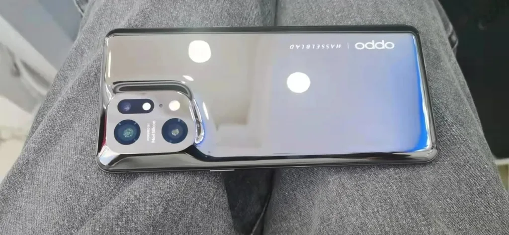 Oppo Find X5 Pro fotoğrafları parlak arka paneli gösteriyor