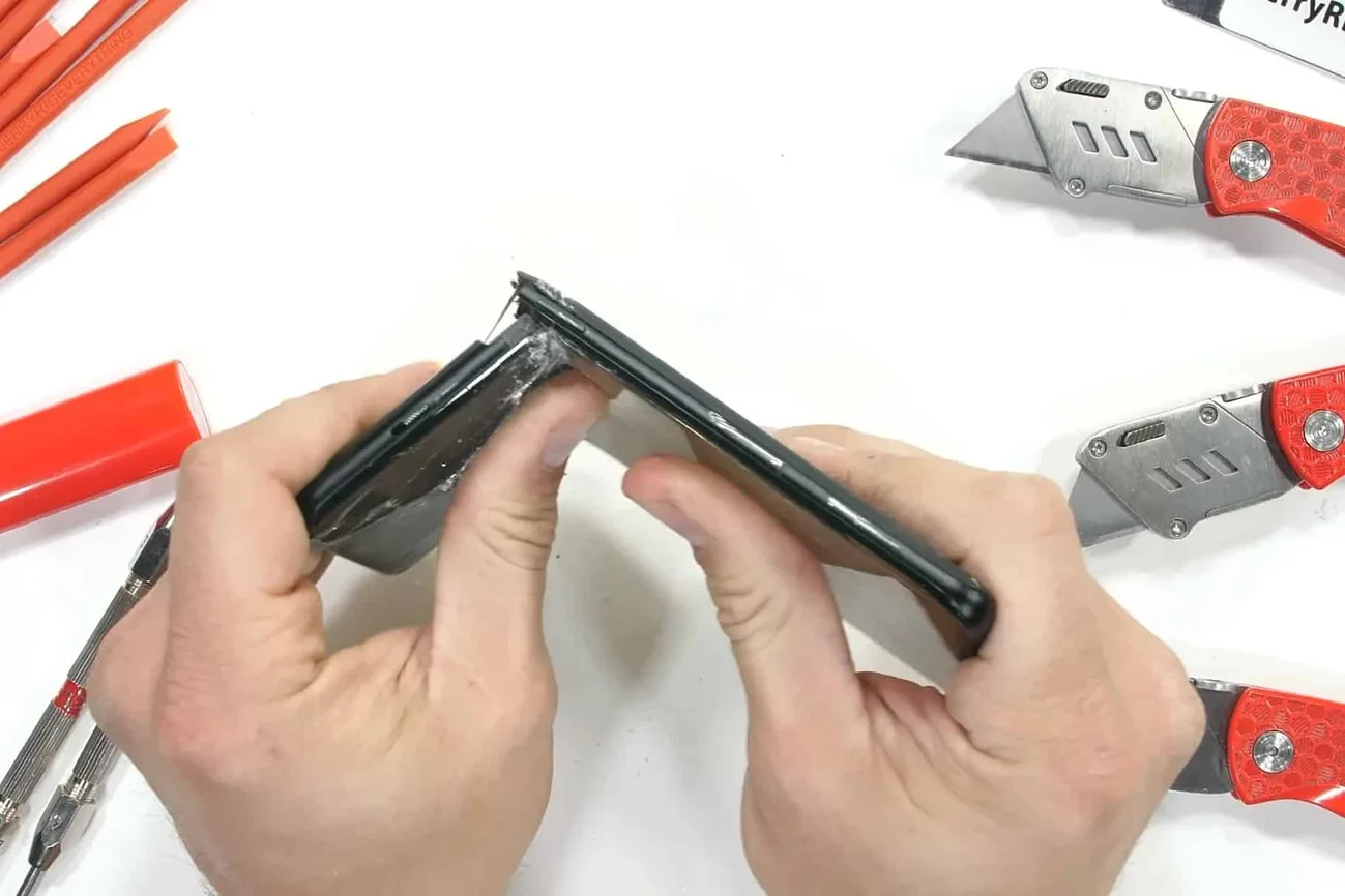 OnePlus 10 Pro dayanıklılık testinde kolayca ikiye bölündü