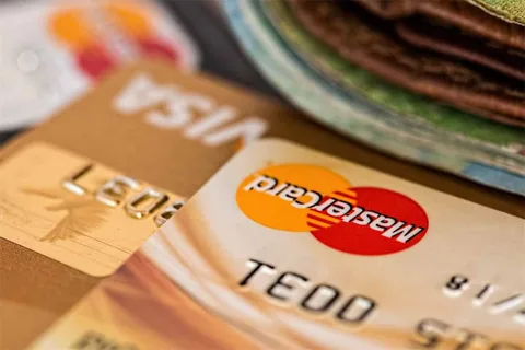 Mastercard ve Visa Rusya’daki hizmetlerini durduruyor
