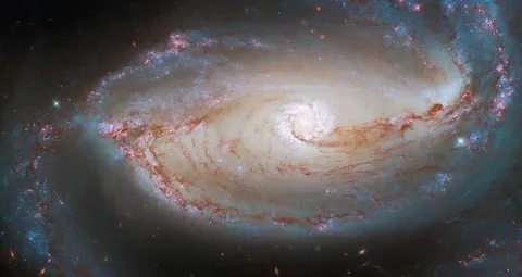 Hubble Uzay Teleskobu’nun iki aracıyla çektiği etkileyici galaksi fotoğrafını görün