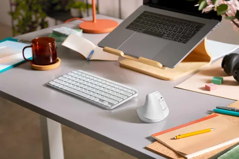 Logitech Lift dikey kablosuz mouse küçük elliler için kullanışlı bir seçenek