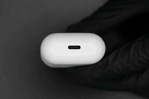 Apple iPhone ile birlikte AirPods’ta da USB-C portuna geçiş yapacak