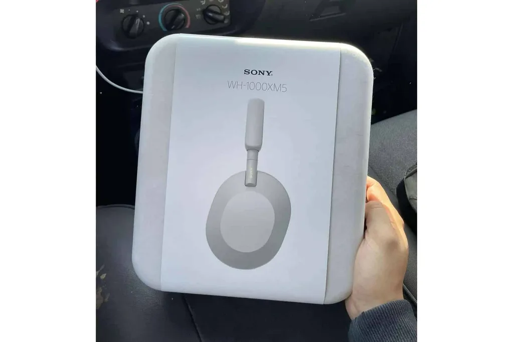 Sony WH-1000XM5 kulaklığın bu sefer ürün ambalajı fotoğrafları görüldü