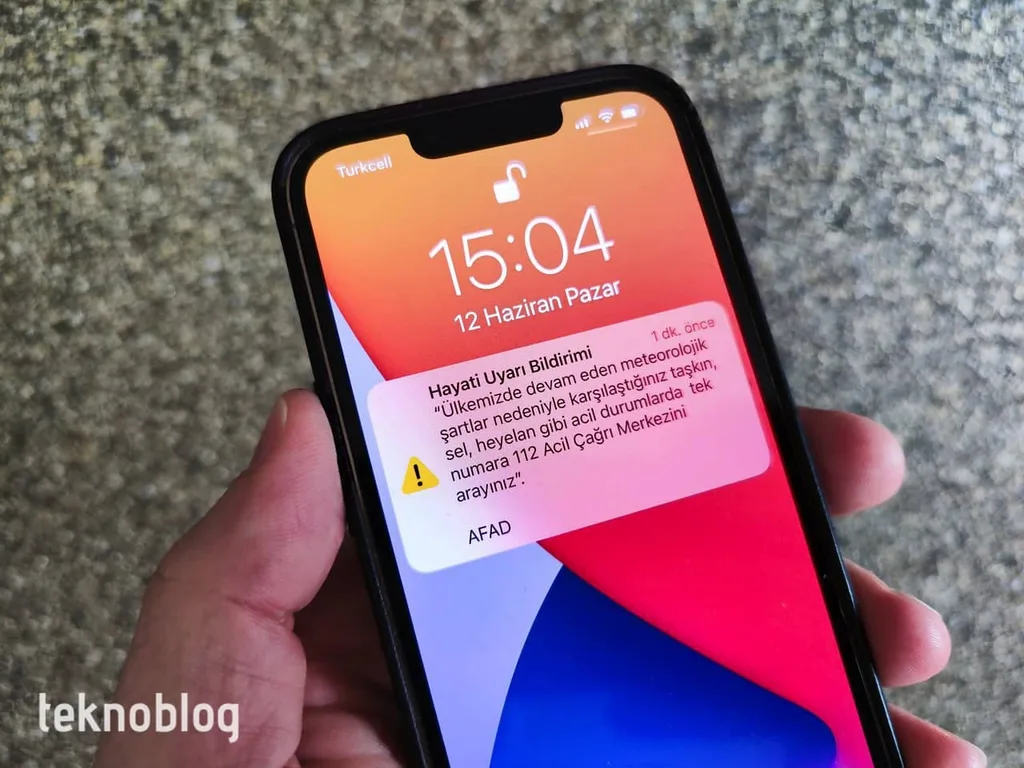 AFAD’ın akıllı telefonlara gönderdiği Hayati Uyarı Bildirimi gündem oldu