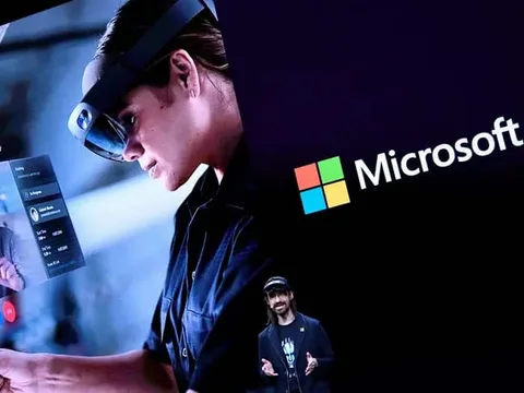 Microsoft HoloLens ekibinin şefiyle yollarını ayırıyor