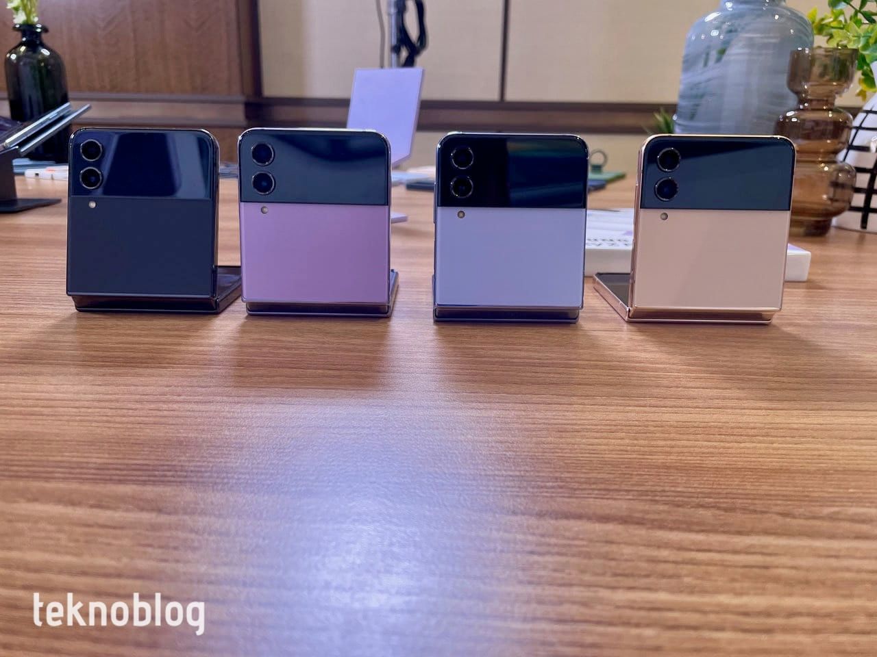 Galaxy Z Flip 4 rafine tasarım ve özelliklerle tanıtıldı