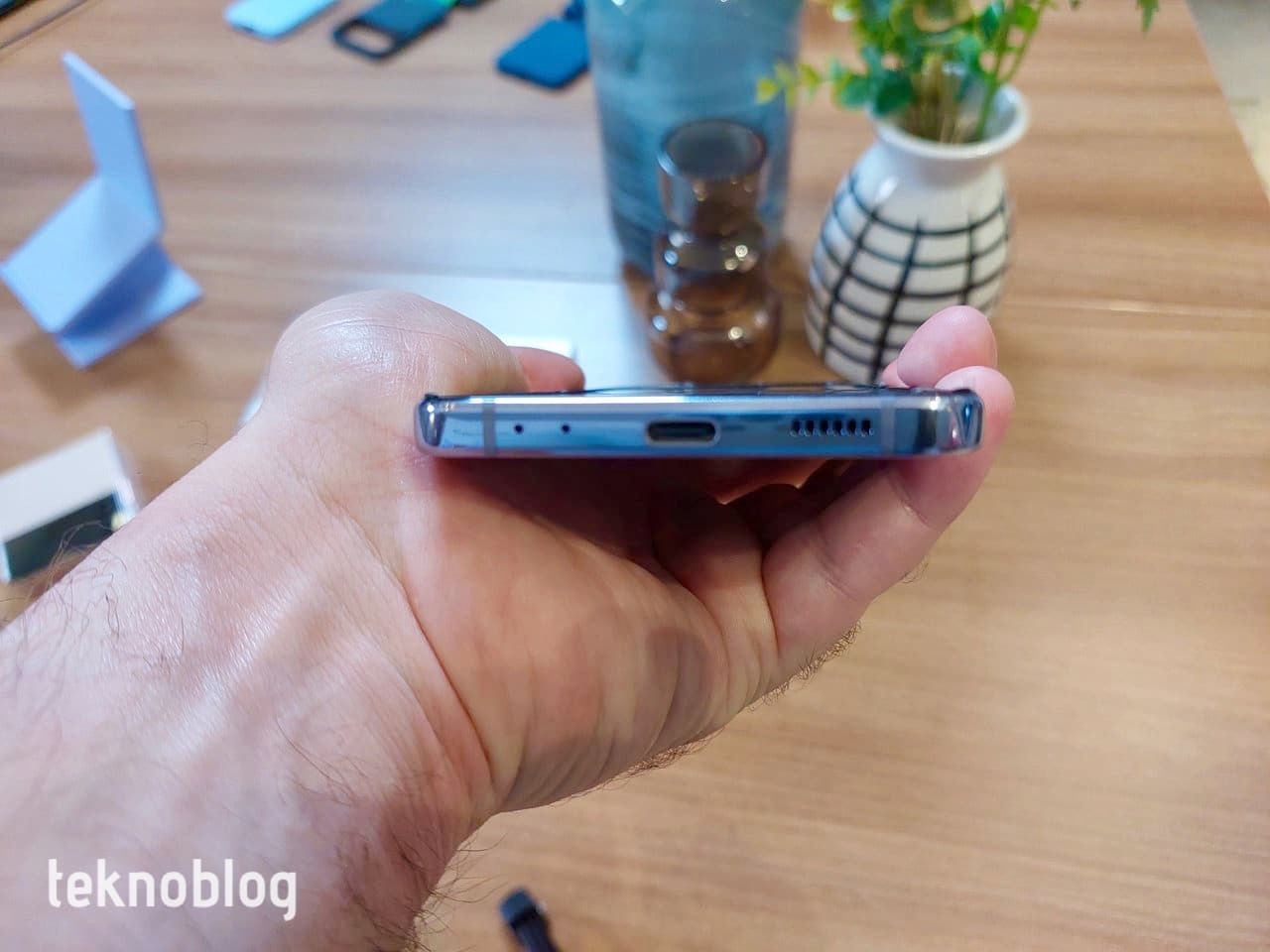 Galaxy Z Flip 4 rafine tasarım ve özelliklerle tanıtıldı