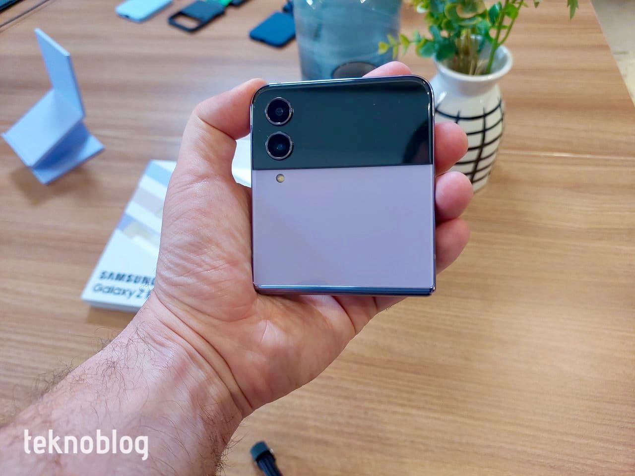 Galaxy Z Flip 4 rafine tasarım ve özelliklerle tanıtıldı