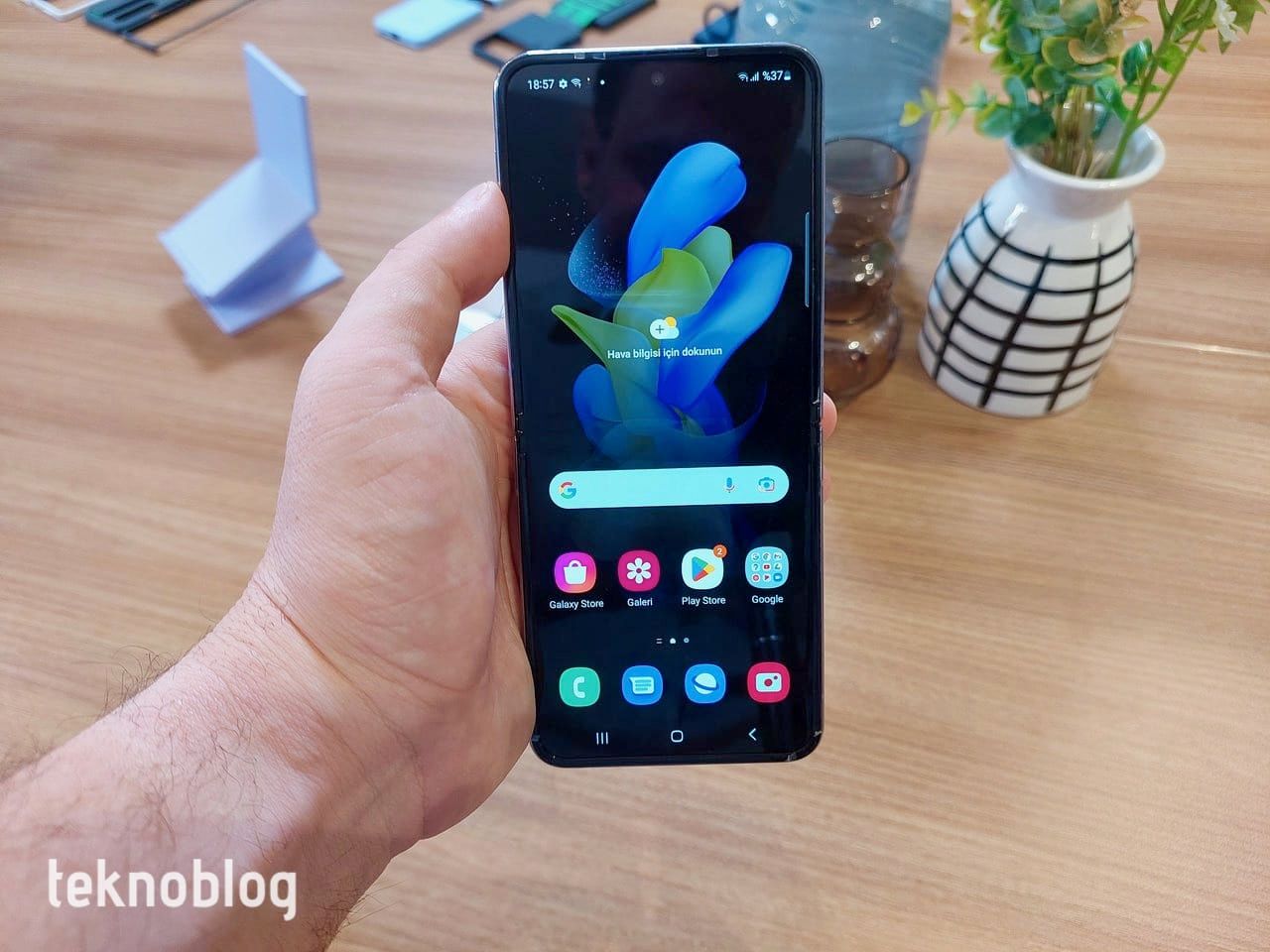 Galaxy Z Flip 4 rafine tasarım ve özelliklerle tanıtıldı