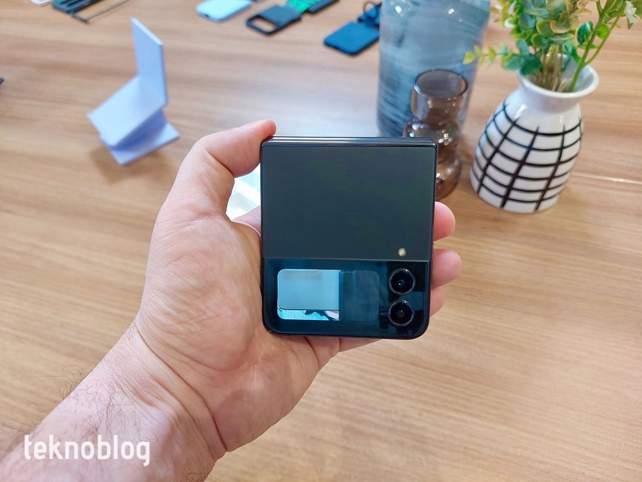 Galaxy Z Flip 4 rafine tasarım ve özelliklerle tanıtıldı