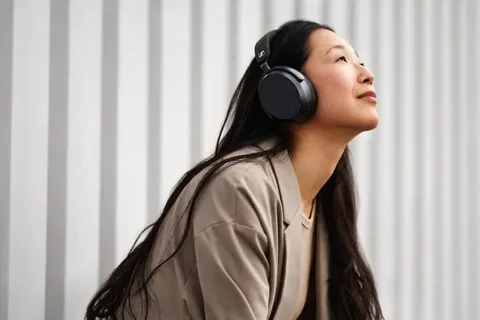 Sennheiser Momentum 4 kablosuz kulaklık 60 saatlik pil ömrüyle geliyor