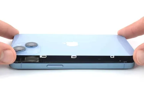 iPhone 14’ün söküm işleminde görülen ve self servis tamiri kolaylaştıran tasarım detayı