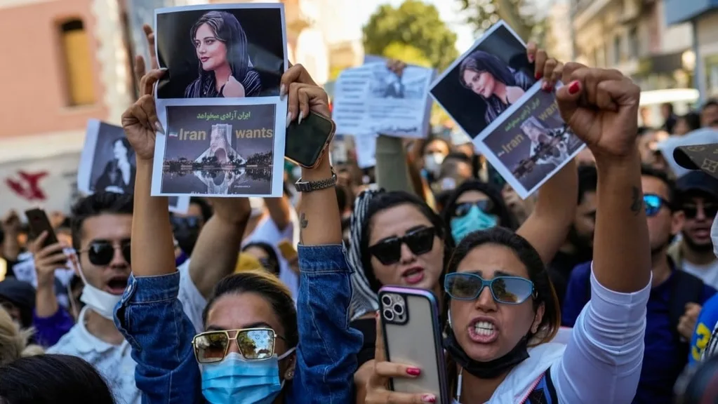 İran Mahsa Amini protestolarını engellemek için Instagram ve WhatsApp’a erişimi kısıtladı