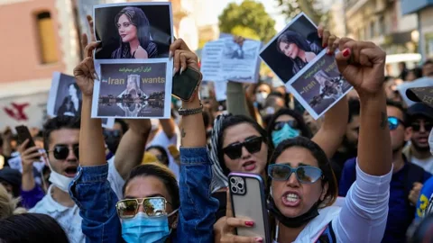 İran Mahsa Amini protestolarını engellemek için Instagram ve WhatsApp’a erişimi kısıtladı