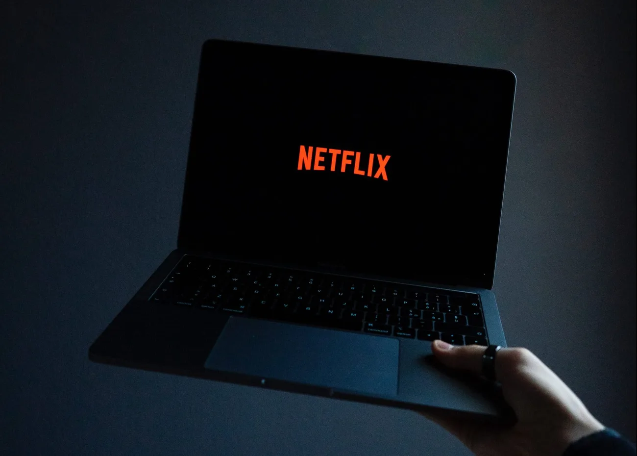 Netflix 2023’te şifre paylaşımının önüne ciddi biçimde geçmeyi hedefliyor