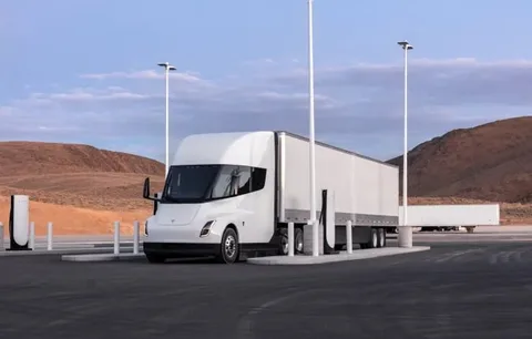 Tesla Semi elektrikli kamyonun teslimatlarına yıl bitmeden başlıyor