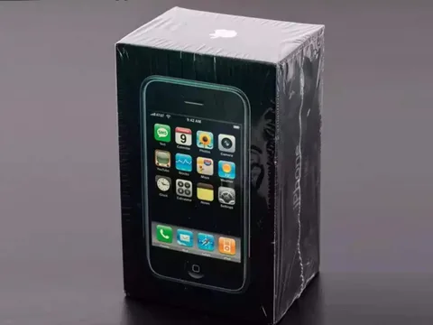 Kutusu açılmayan birinci nesil iPhone açık artırmayla satıldı