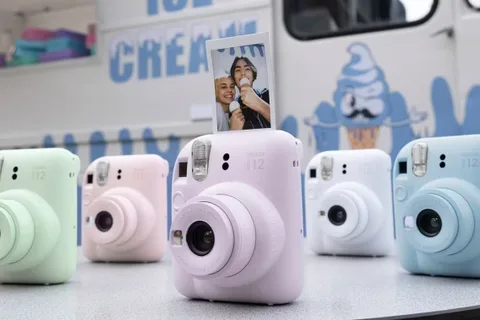 Fujifilm Instax Mini 12 fotoğraf makinesi tanıtıldı