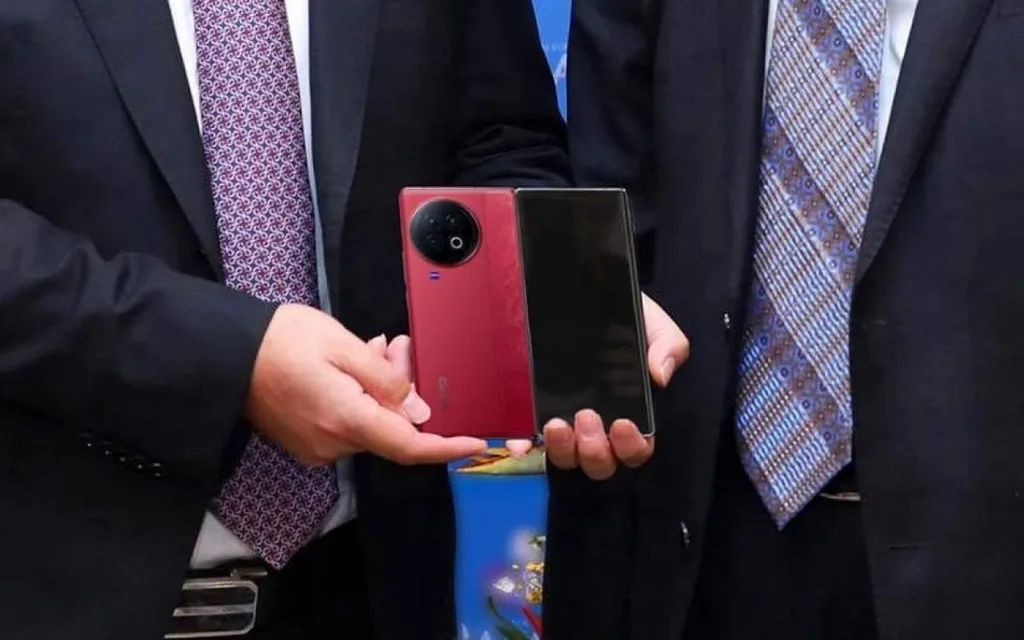 Vivo X Fold 2 tanıtımdan önce kırmızı rengiyle Vivo yöneticilerinin elinde görüldü