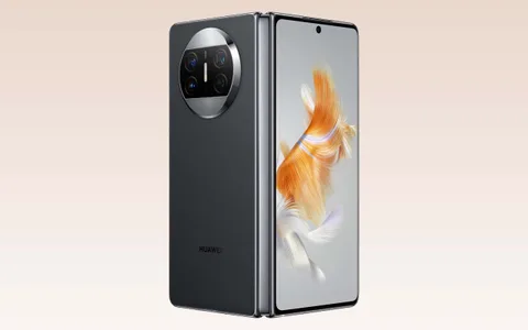 Katlanabilir telefon teknolojisini yeniden tanımlayan Huawei Mate X3 Türkiye’de