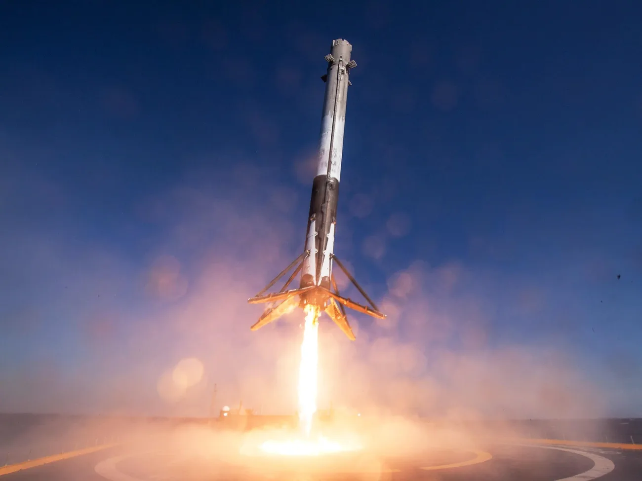 SpaceX’in Falcon 9 roketinin ateşleyicisi iniş sırasında okyanusa düştü
