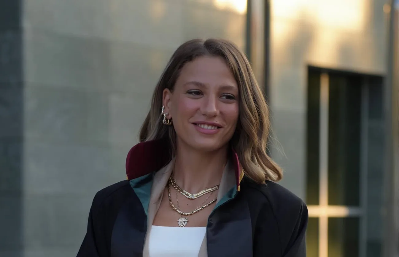 Netflix, Serenay Sarıkaya’nın yeni dizisinin setinden ilk fotoğrafları paylaştı