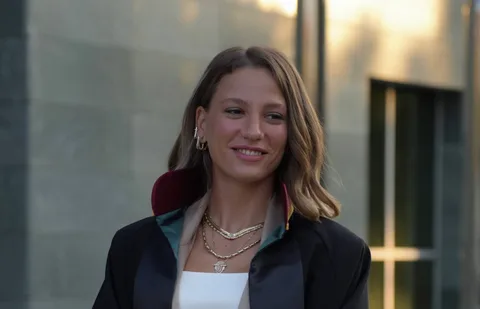 Netflix, Serenay Sarıkaya’nın yeni dizisinin setinden ilk fotoğrafları paylaştı