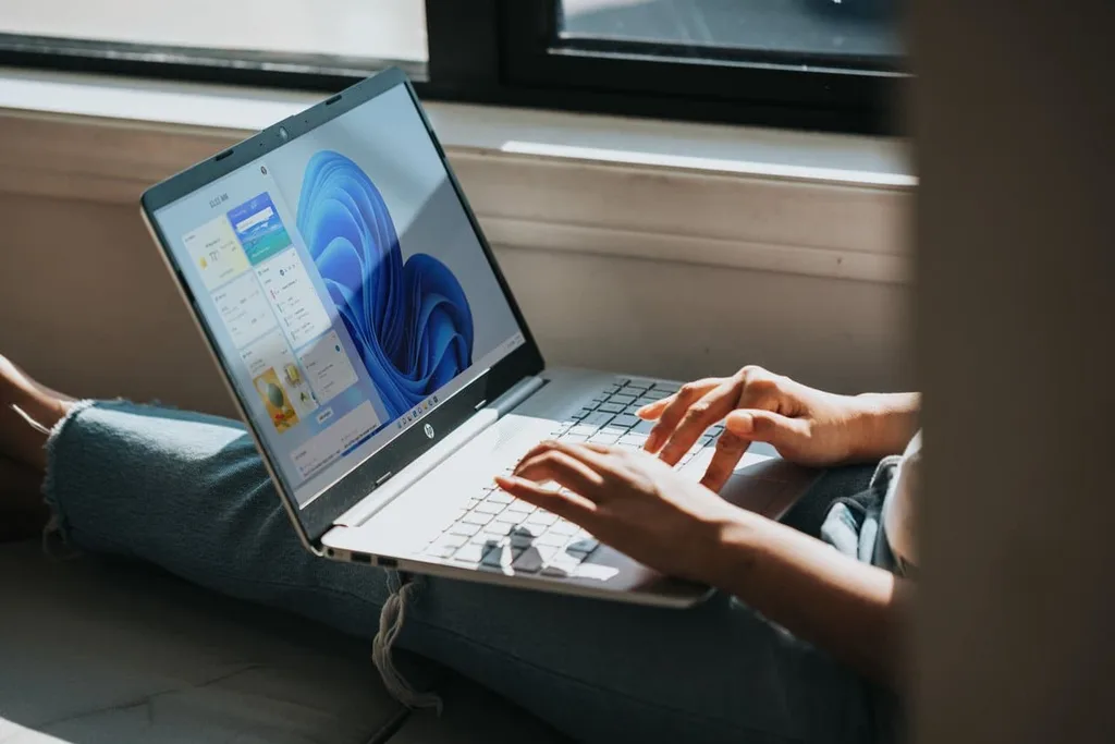 Windows 11, yüksek yenileme hızlı birden fazla monitörle çalışmayı daha kullanışlı hâle getiriyor