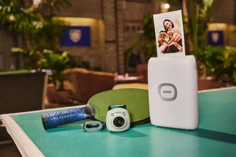 Fujifilm’den çocuklara özel avuç içi fotoğraf makinesi: Instax Pal