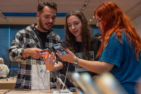 iPhone 15 serisi farklı etkinliklerle birlikte Türkiye’de satışa çıktı