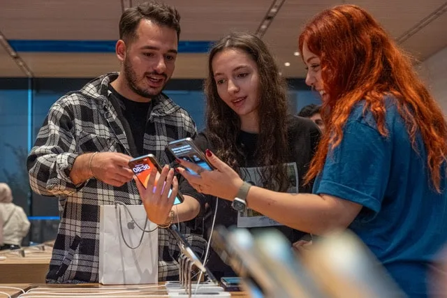 iPhone 15 serisi farklı etkinliklerle birlikte Türkiye’de satışa çıktı
