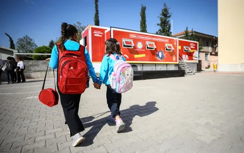 MediaMarkt’tan deprem bölgesinde eğitime destek: 4 tırı Türkiye Eğitim Gönüllüleri Vakfı’na bağışladı