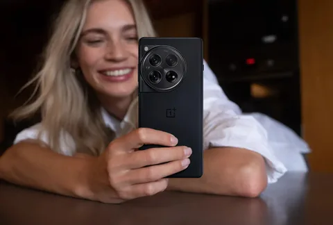 OnePlus 12 resmiyet kazandı: Snapdragon 8 Gen 3 işlemci, 50W kablosuz şarj ve geliştirilmiş kamera bir arada