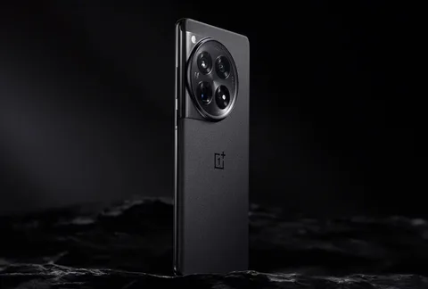 OnePlus 12 ile kablosuz şarj desteği geri dönecek