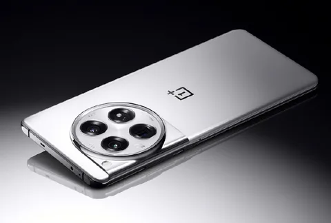 OnePlus 12 yenilenmiş anten tasarımı ve üç renk seçeneğiyle gelecek