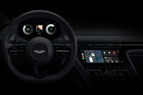 Yeni Apple CarPlay arayüzünü Aston Martin ve Porsche sergiledi
