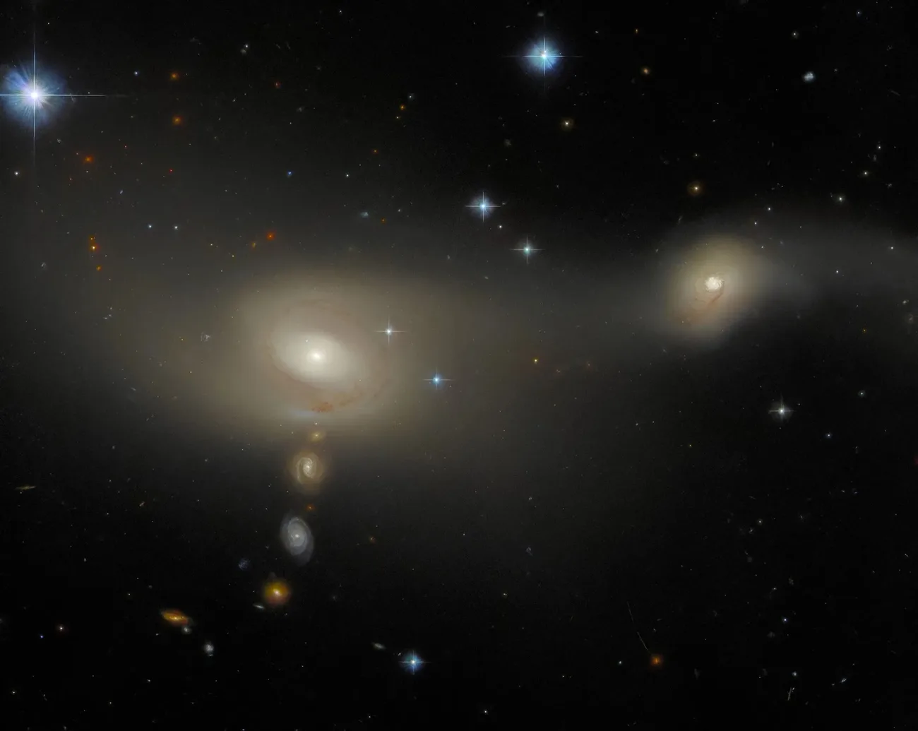 Hubble teleskobu, iki galaksinin büyüleyici dansını yakaladı