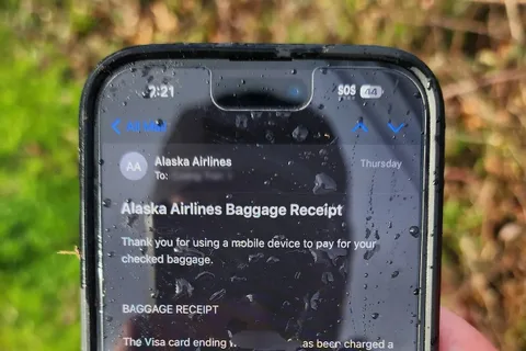 Alaska Havayolları uçuşundan yere düşen iPhone hayatta kaldı
