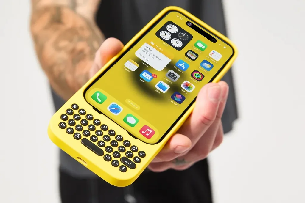 Clicks, BlackBerry benzeri tasarımıyla iPhone kullanıcılarına klavye kolaylığını sunuyor