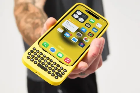 Clicks, BlackBerry benzeri tasarımıyla iPhone kullanıcılarına klavye kolaylığını sunuyor