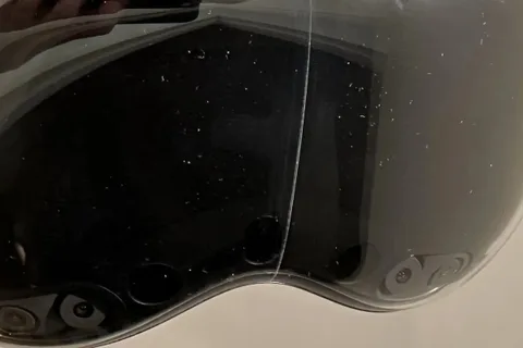 Apple Vision Pro kullanıcılarından cihazlarının ön camlarında çatlak şikayeti
