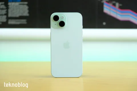 A101 27 Kasım 2025 elektronik ürünler kataloğunda iPhone 15 satışa sunuluyor