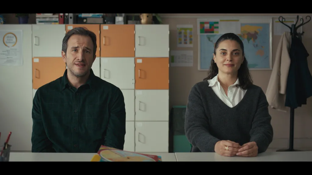 Netflix’ten yeni mini dizisi “Kuvvetli Bir Alkış” için özel klip