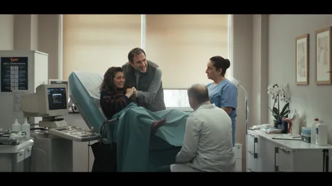 Netflix’in yeni mini dizisi Kuvvetli Bir Alkış’tan resmi fragman geldi
