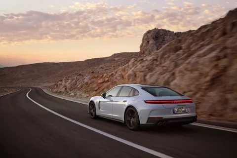 Porsche’dan iki yeni Plug-in hibrit Panamera modeli