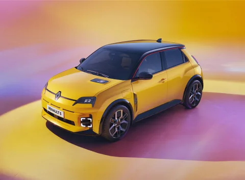 Renault’nun efsanesi tamamen elektrikli olarak geri döndü: Renault 5 E-Tech %100 Elektrikli tanıtıldı