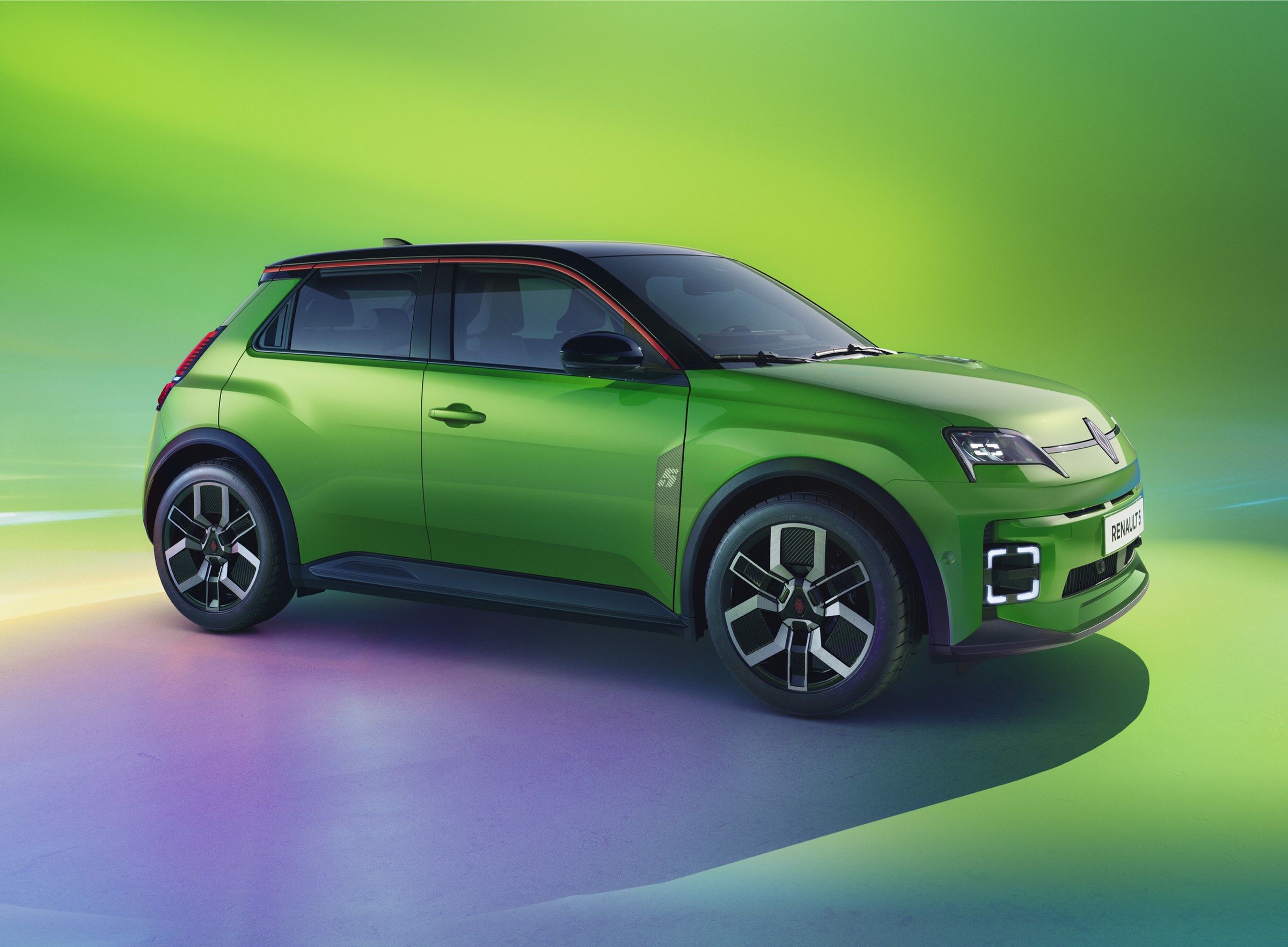 Renault’nun efsanesi tamamen elektrikli olarak geri döndü: Renault 5 E-Tech %100 Elektrikli tanıtıldı