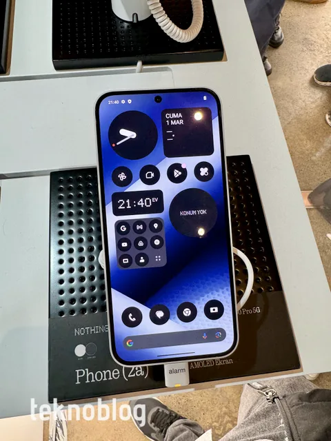 Nothing iki yeni telefon üstünde çalışıyor