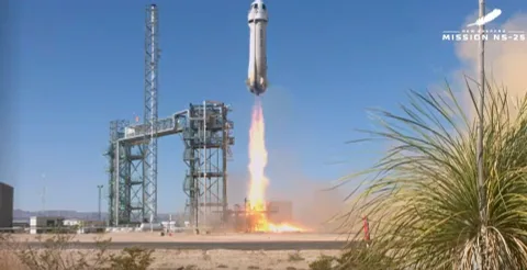 Blue Origin, iki yıl aradan sonra turistleri uzayın sınırına yeniden taşıdı