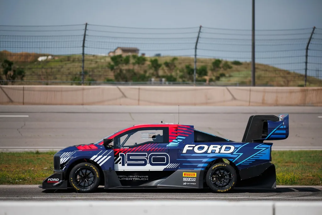 Ford, F-150 Lightning SuperTruck’ın güç detaylarını ve tasarımını açıkladı